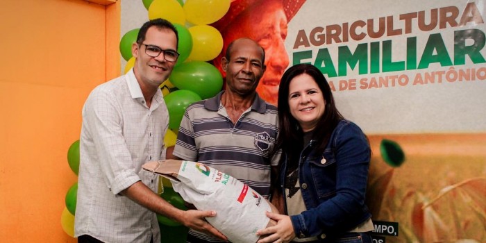 PLANTA AL: Prefeita Lívia Carla entrega sementes aos produtores para fortalecimento da agricultura familiar em Barra de Santo Antônio