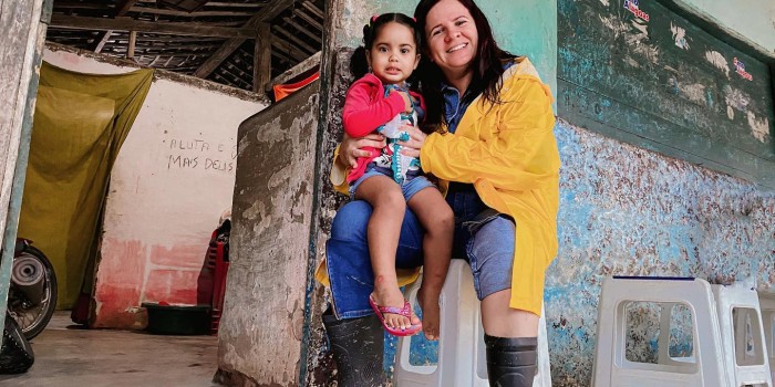 Prefeita Lívia Carla visita localidades afetadas pelas chuvas em Barra de Santo Antônio e acompanha trabalho da Defesa Civil e Secretaria Municipal de Assistência Social.