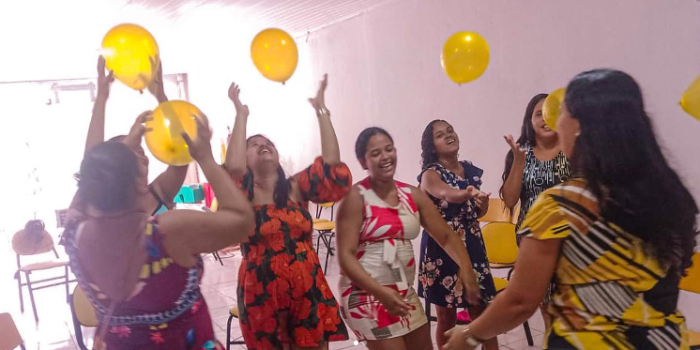 Gestantes da Barra de Santo Antônio confeccionam enxovais para seus bebês