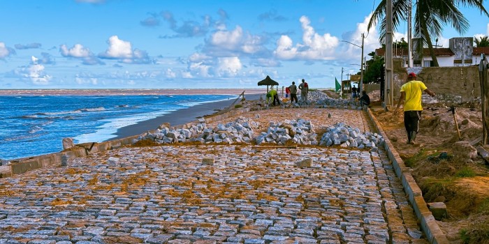 BARRA DE SANTO ANTÔNIO: Revitalização do Calçamento à Beira-Mar na Ilha da Croa