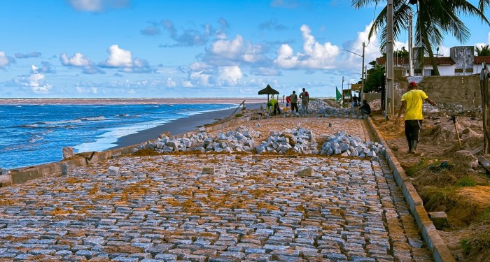 BARRA DE SANTO ANTÔNIO: Revitalização do Calçamento à Beira-Mar na Ilha da Croa