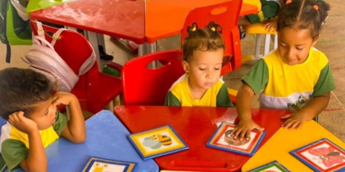 Barra de Santo Antônio: Prefeitura entrega novo mobiliário escolar para rede municipal