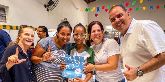 Barra de Santo Antônio: Prefeita Lívia Carla prioriza melhoria no aprendizado dos alunos através da entrega de óculos de grau