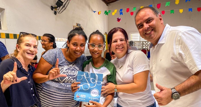 Barra de Santo Antônio: Prefeita Lívia Carla prioriza melhoria no aprendizado dos alunos através da entrega de óculos de grau