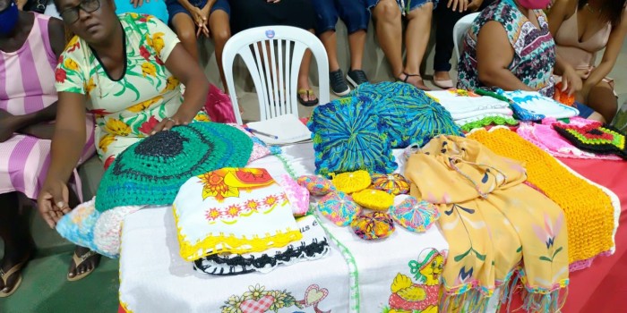 Alunos da Educação de Jovens e Adultos (EJA) participam da I Feira de Artesanato organizada pela Prefeitura da Barra de Santo Antônio.