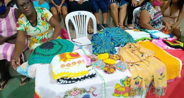Alunos da Educação de Jovens e Adultos (EJA) participam da I Feira de Artesanato organizada pela Prefeitura da Barra de Santo Antônio.