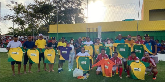 A Prefeitura da Barra de Santo Antônio entrega novos uniformes para a seleção barrense.