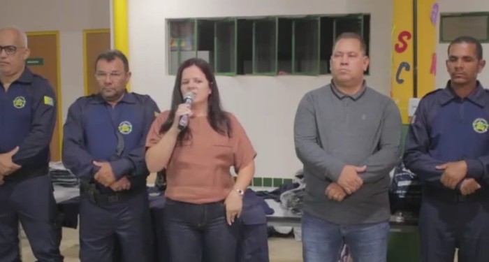 Barra de Santo Antônio: Prefeita Lívia Carla faz entrega de novos uniformes à Guarda Municipal