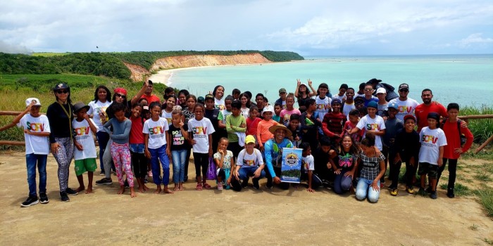 Trilha na Ilha: Grupo de crianças e adolescentes participam de atividades na Ilha da Crôa