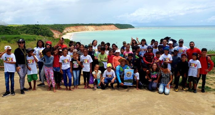 Trilha na Ilha: Grupo de crianças e adolescentes participam de atividades na Ilha da Crôa