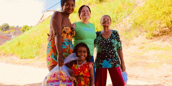 Prefeita Lívia Carla Ilumina o Natal da Barra de Santo Antônio com Entrega Pessoal de Cestas Básicas