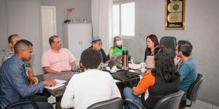 Prefeito Lívia Carla apresenta proposta de reajuste salarial a servidores da Educação em Barra de Santo Antônio