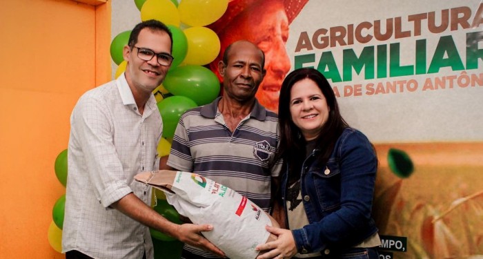 PLANTA AL: Prefeita Lívia Carla entrega sementes aos produtores para fortalecimento da agricultura familiar em Barra de Santo Antônio