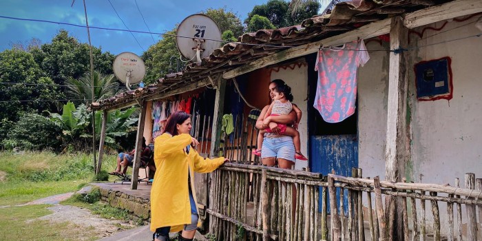 Prefeita Lívia Carla visita famílias afetadas pelas chuvas em Barra de Santo Antônio.